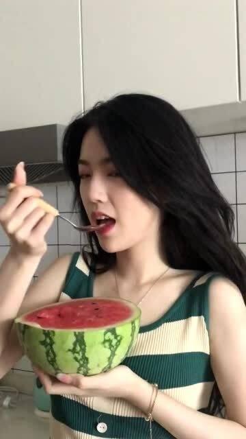 女的发吃瓜啥意思